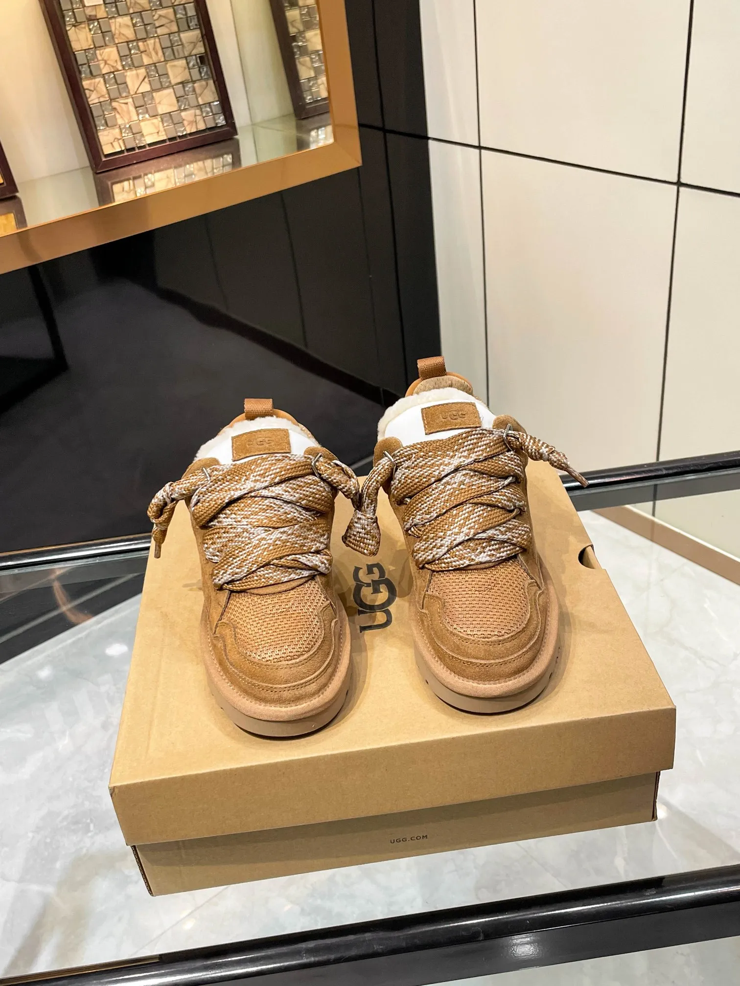 Men's men's shoes pP540! UGG~25vs popular platform thick-soled casual shoes series... [Round-toe thick-soled casual shoes] A shoe that does not clash with shirts, simple partition design ➕ spotted outsole, silk curls on the upper, a must-have for autumn and winter, can be worn with any pants or skirt, very comfortable and beautiful on the feet... ❶Material: Original customized cow ➕Breathable mesh ❷Inner lining: Original customized wool ❸ Foot pads: Original customized sheepskin ❹Outsole: Original molded wear-resistant velvet foam outsole ❺Number of codes: 35-41 ❻Packaging: Original full set of packaging ☀Color: Official website updated simultaneously